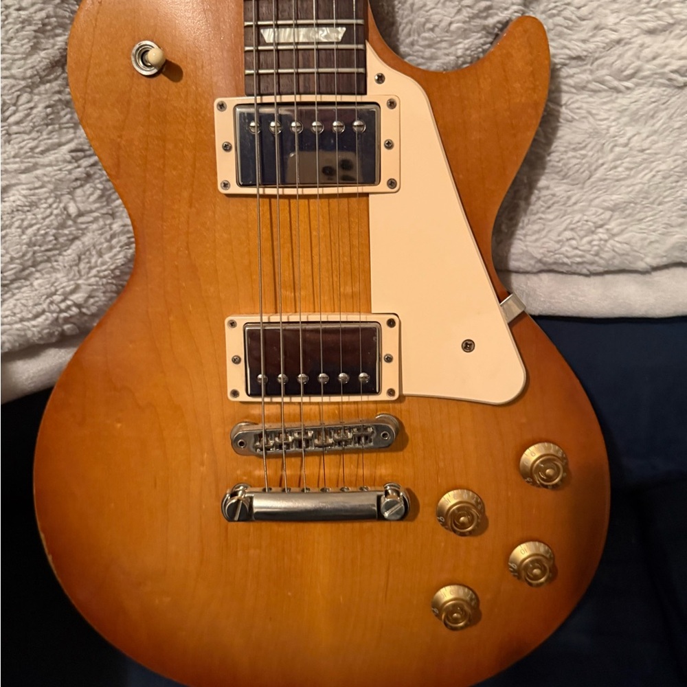 Gibson Honey Burst Electric Guitar with Cream Pickguard .. 2017 Gibson Les Paul